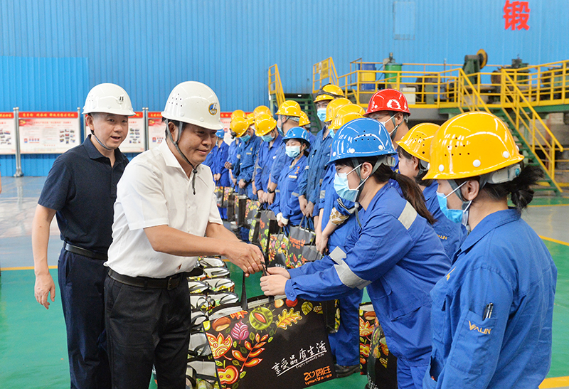 2021.08.23省有色冶金工會(huì)為衡鋼高溫一線職工送清涼 (2).JPG